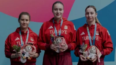 Bursa Büyükşehir Belediyesporlu Özge Yılmazın da yer aldığı Kadın Masa