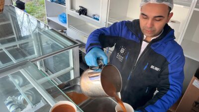 Soğuk kış günlerinde üniversite öğrencilerini yalnız bırakmayan Bursa Büyükşehir Belediyesi,