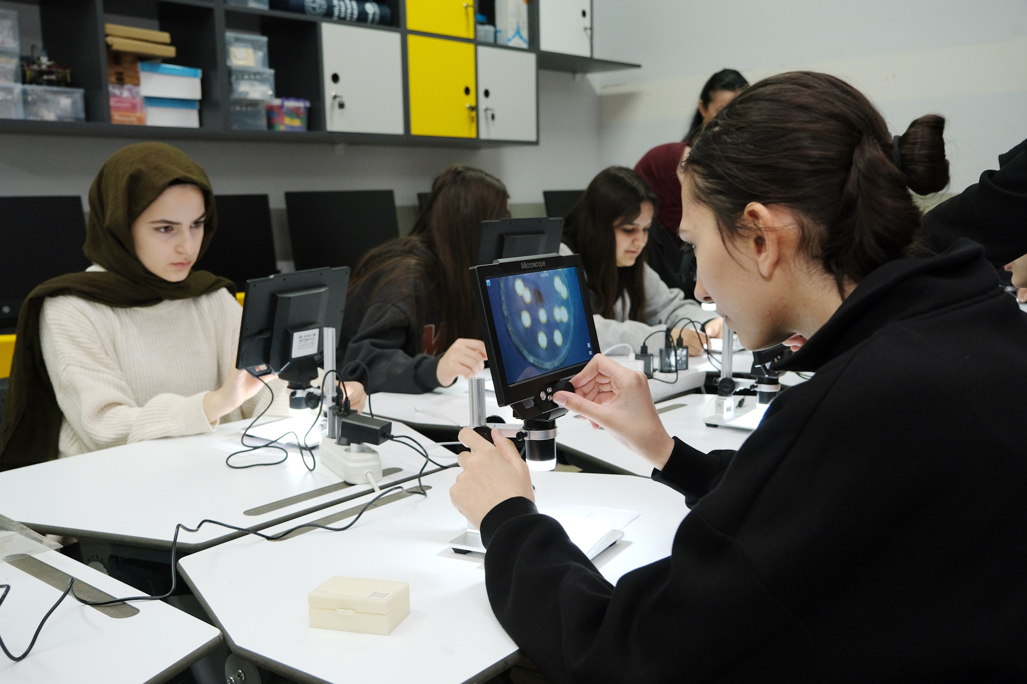 Bursa Büyükşehir Belediyesi’nin kız öğrencilerin bilim ve teknoloji alanlarına olan