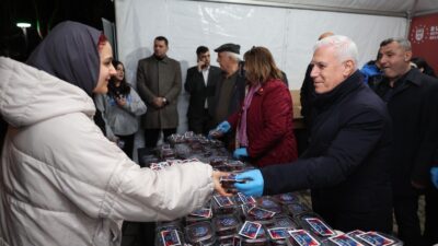 Bursa’nın dört ayrı noktasında kurduğu iftar sofralarında binlerce vatandaşı buluşturan