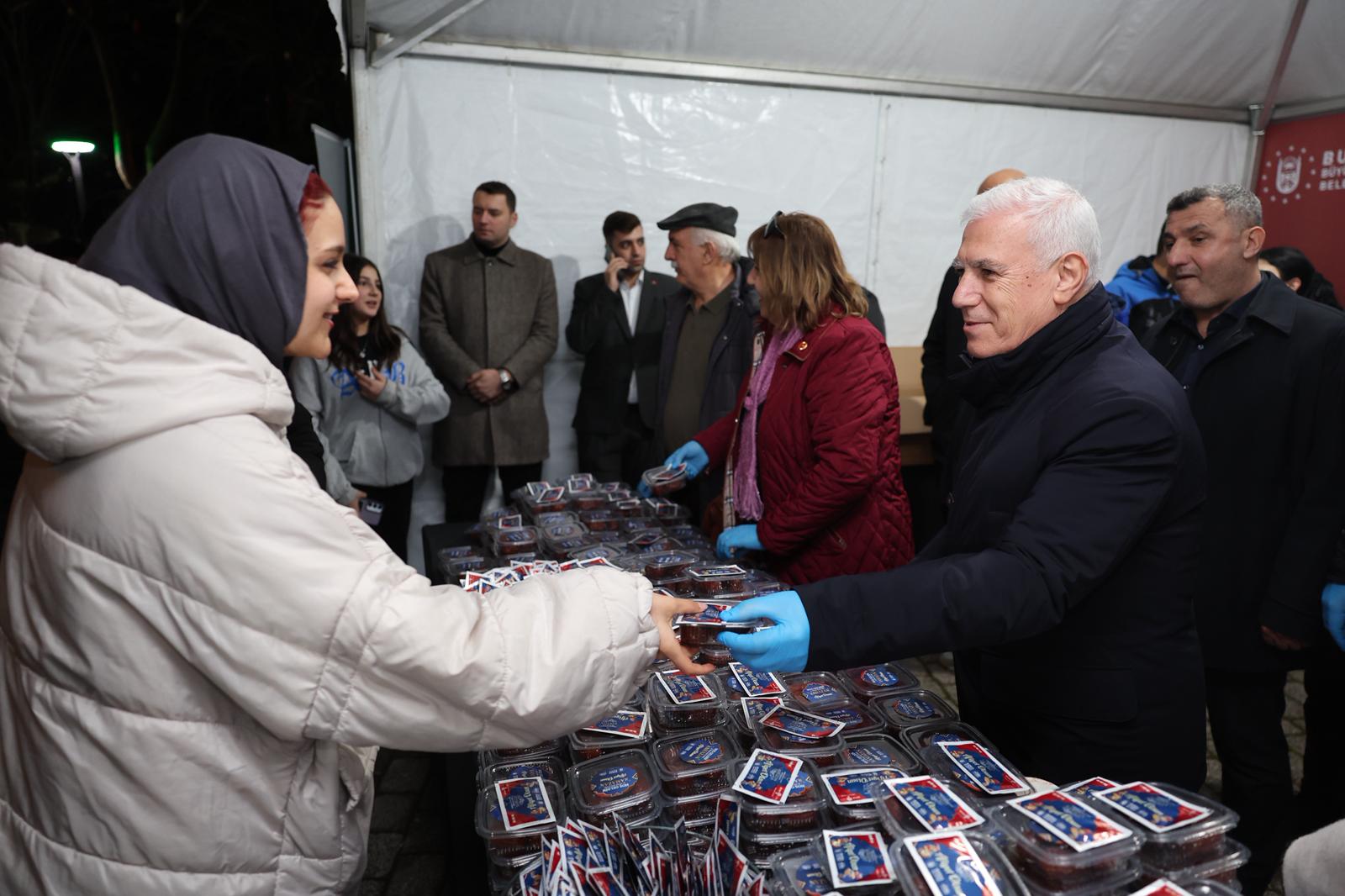 Bursa’nın dört ayrı noktasında kurduğu iftar sofralarında binlerce vatandaşı buluşturan