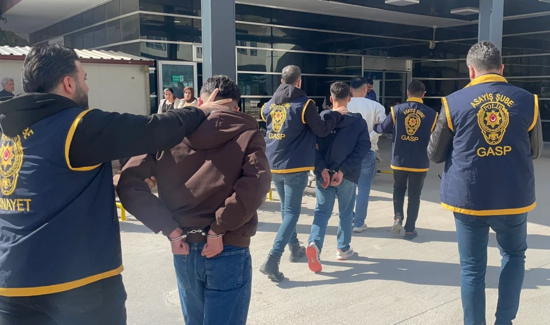 Adıyaman’da üç kişinin karıştığı bıçaklı olayda gözaltına alınan şüpheliler, emniyetteki