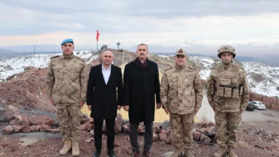 Ağrı Valisi Önder Bozkurt, Ağrı Dağı’nda konuşlanan Hazzep Tepe Jandarma