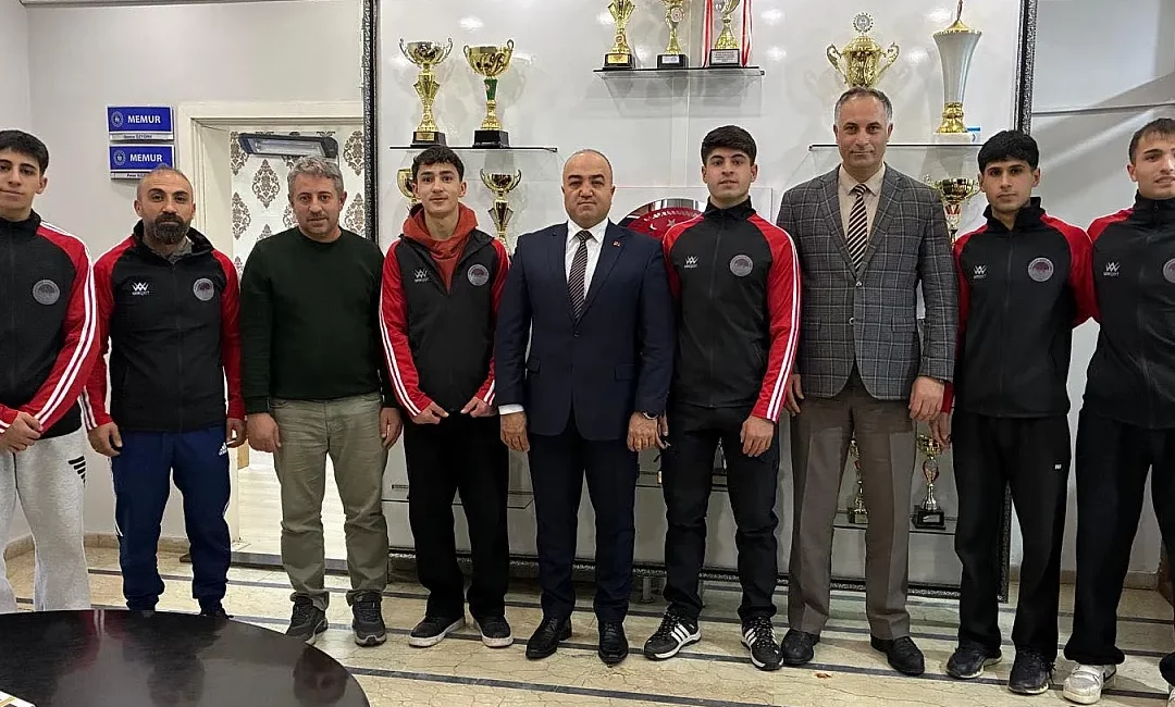 Mersin'de düzenlenen Okul Sporları Halter Gençler A/B Türkiye Birinciliği'nde Ağrılı