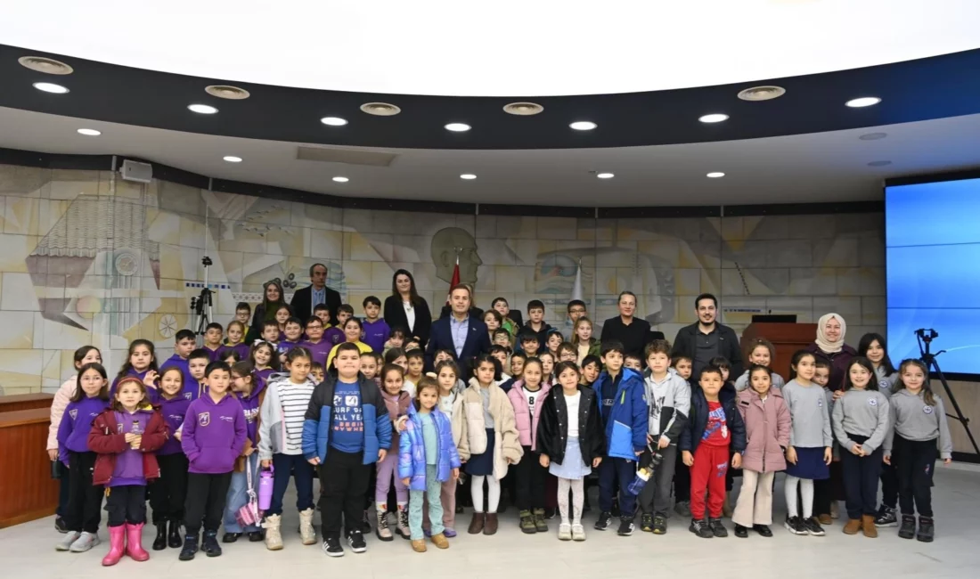 Balıkesir Büyükşehir Belediye Başkanı Ahmet Akın, Belediye Meclis Salonu’nda öğrencilerle