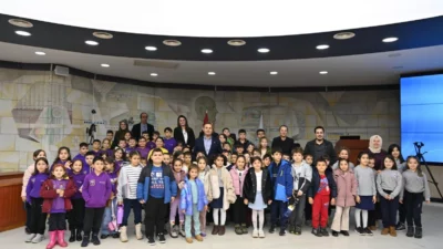 Balıkesir Büyükşehir Belediye Başkanı Ahmet Akın, Belediye Meclis Salonu’nda öğrencilerle