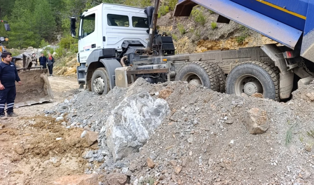 Alanya'da olumsuz hava koşulları nedeniyle kapanan yolları açık tutabilmek için