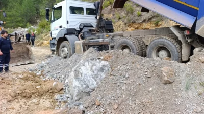 Alanya'da olumsuz hava koşulları nedeniyle kapanan yolları açık tutabilmek için