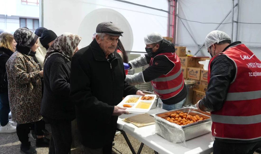Ankara Keçiören Belediyesi, ilçenin 18 farklı noktasında kurduğu iftar sofralarıyla