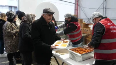 Ankara Keçiören Belediyesi, ilçenin 18 farklı noktasında kurduğu iftar sofralarıyla