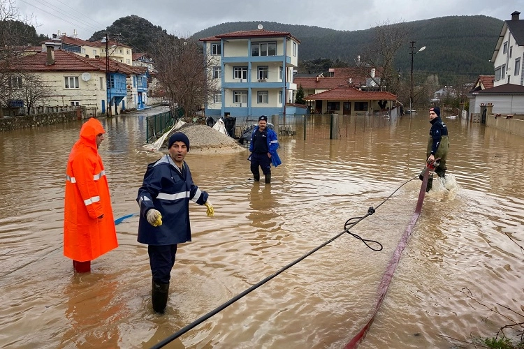Antalya Büyükşehir Belediyesi ilçelerde etkili olan yağışın yol açtığı sel