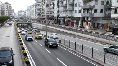 Antalya Büyükşehir Belediyesi, altyapı çalışmalarından dolayı deforme olan 100.Yıl Bulvarı’nı