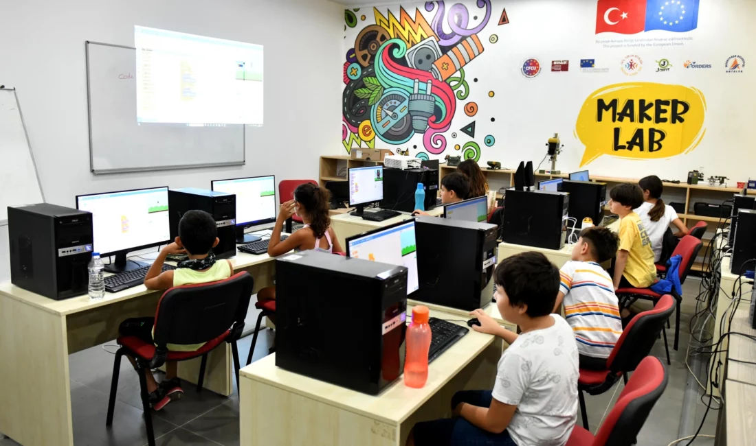 Antalya’da Muratpaşa Belediyesi, teknolojiye ilgi duyan çocuklara yönelik robotik kodlama