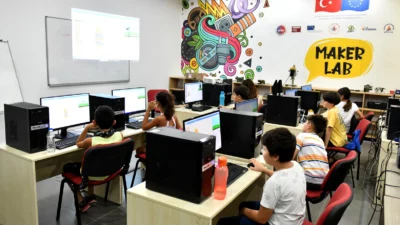 Antalya’da Muratpaşa Belediyesi, teknolojiye ilgi duyan çocuklara yönelik robotik kodlama