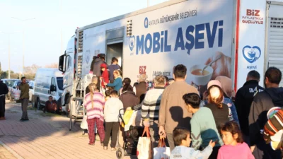 Antalya Büyükşehir Belediyesi, Ramazan ayı geleneksel sıcak yemek ikramlarını sürdürüyor.