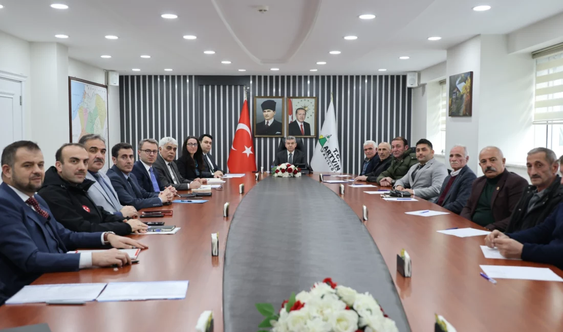 Artvin Valisi Turan Ergün, köy muhtarları ile bir araya gelerek,