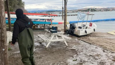 Ayvalık'ta lodosun etkisiyle Cunda girişinde Kratos Spor Kulübü'nün bulunduğu bölgede