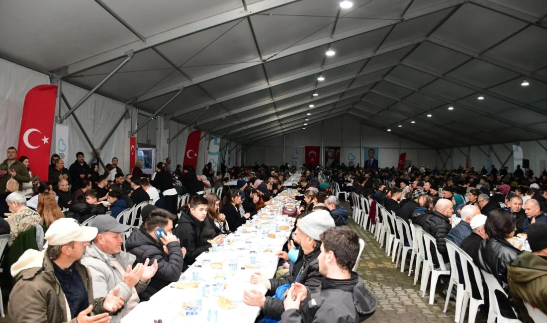 Balıkesir Büyükşehir Belediyesi, ramazan ayı boyunca kurduğu Atatürk Parkındaki iftar