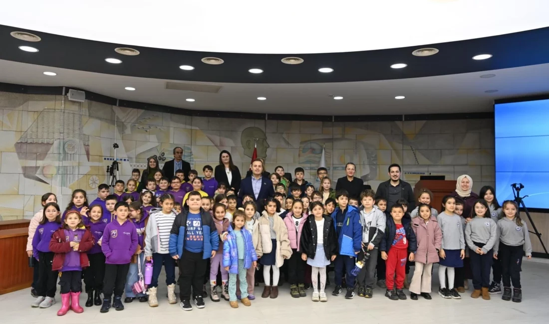 Balıkesir Büyükşehir Belediye Başkanı Ahmet Akın, Belediye Meclis Salonu’nda öğrencilerle