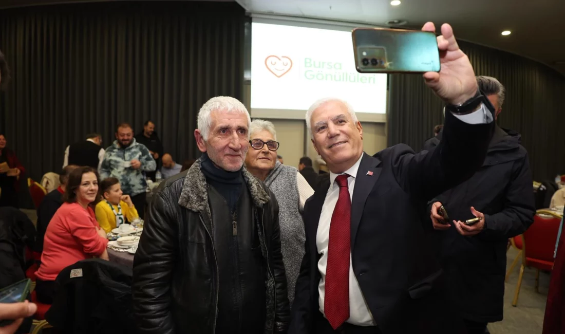 Bursa Büyükşehir Belediyesi’nin düzenlediği iftar programında ‘Bursa Gönüllüleri’ ile bir