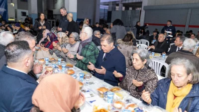 İzmir Büyükşehir Belediyesi, ramazanda kentin dört bir yanında iftar sofraları
