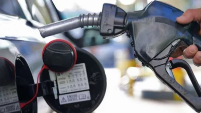 Dünyada yaşanan gelişmelerden dolayı akaryakıt fiyatlarında değişiklik sürüyor. Benzine gece