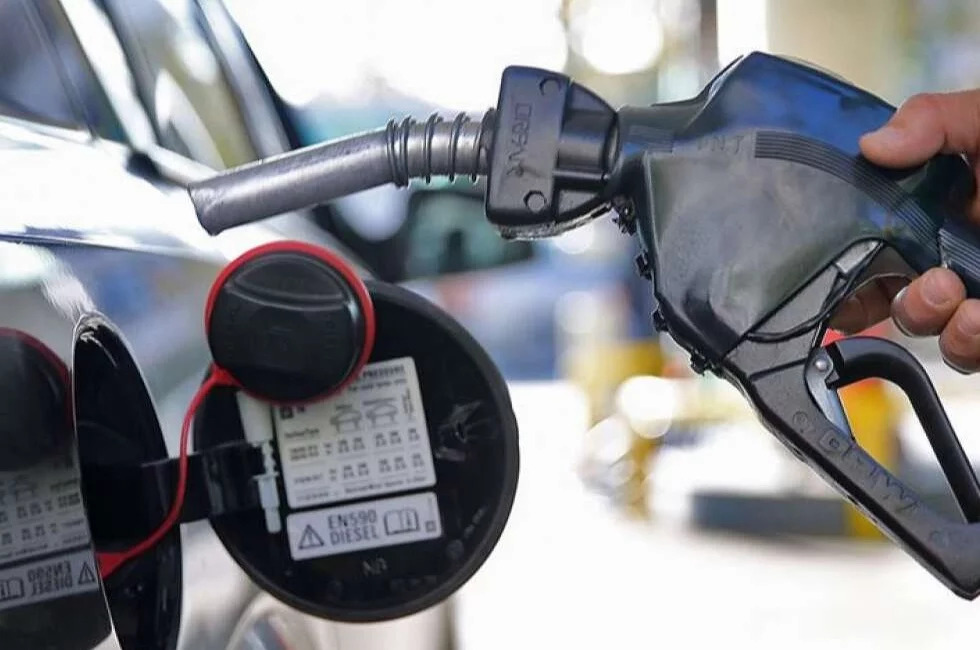 Dünyada yaşanan gelişmelerden dolayı akaryakıt fiyatlarında değişiklik sürüyor. Benzine gece