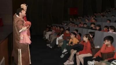 Mersin Büyükşehir Belediyesi Şehir Tiyatrosu, ‘Haydi Gençler Tiyatroya’ projesi kapsamında sahnelediği ‘Bilge Hekim