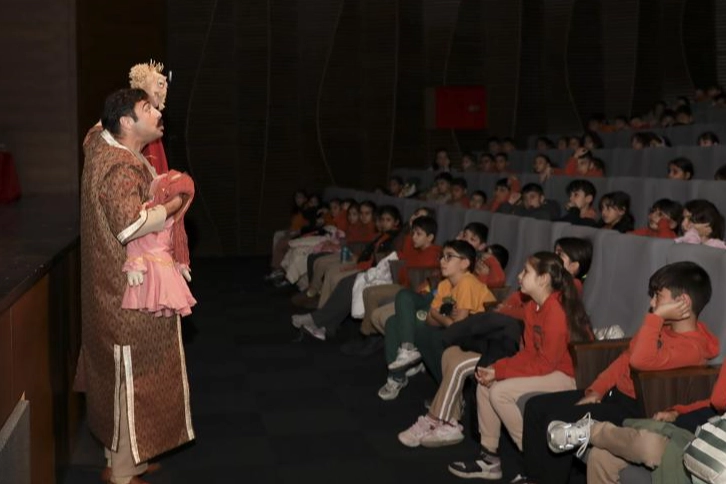 Mersin Büyükşehir Belediyesi Şehir Tiyatrosu, ‘Haydi Gençler Tiyatroya’ projesi kapsamında sahnelediği ‘Bilge Hekim