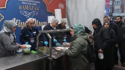 Bursa’nın dört ayrı noktasında kurduğu iftar sofralarında binlerce vatandaşı buluşturan