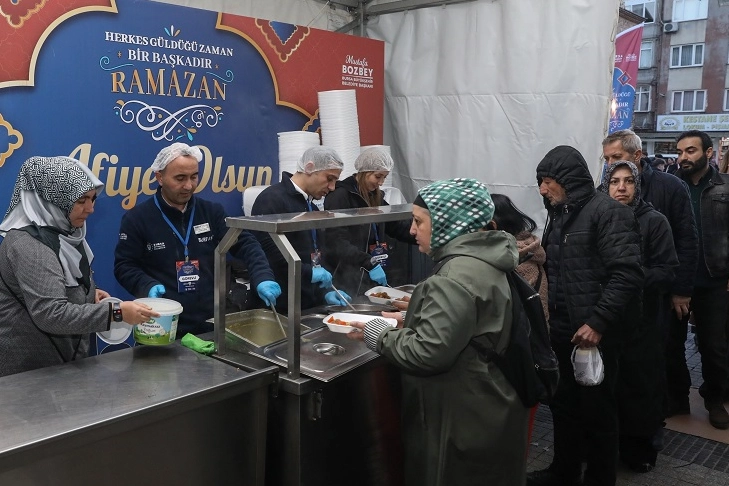 Bursa’nın dört ayrı noktasında kurduğu iftar sofralarında binlerce vatandaşı buluşturan