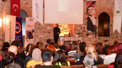 Osmangazi Belediyesi’nin düzenlediği ‘Felsefe Buluşmaları’ kapsamında Sosyolog Yazar Kemal Karadayı,