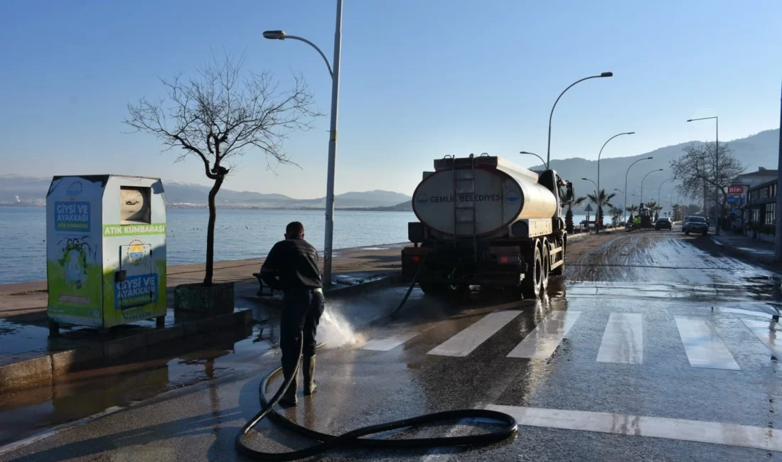 Gemlik Kurşunlu'da fırtına sonrası deniz seviyesi yükseldi, sahil yolu kum