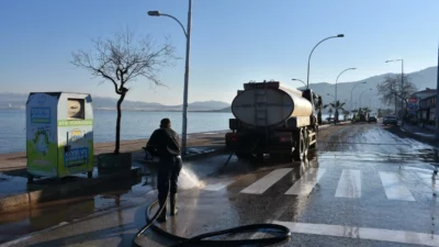 Gemlik Kurşunlu'da fırtına sonrası deniz seviyesi yükseldi, sahil yolu kum