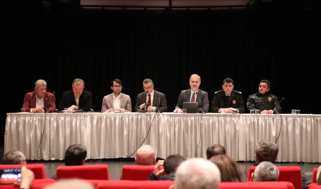 Bursa İnegöl Kaymakamlığı ile İnegöl Belediyesi koordinasyonunda muhtarlarla istişare toplantısı düzenlendi.