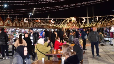 Bursa'da Osmangazi Belediyesi’nin Osmangazi Meydanı’nda kurduğu Ramazan Sokağı, her akşam