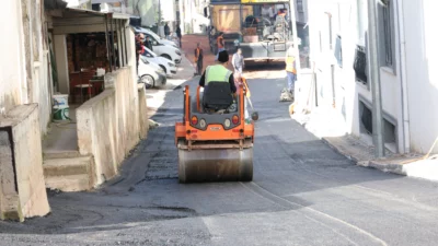 Bursa'da Osmangazi Belediyesi, ilçe genelinde sürdürdüğü kapsamlı asfalt yenileme çalışmalarıyla