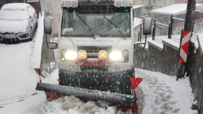 Bursa'da Osmangazi Belediyesi ekipleri, ilçenin yüksek kesimlerinde etkili olan kar