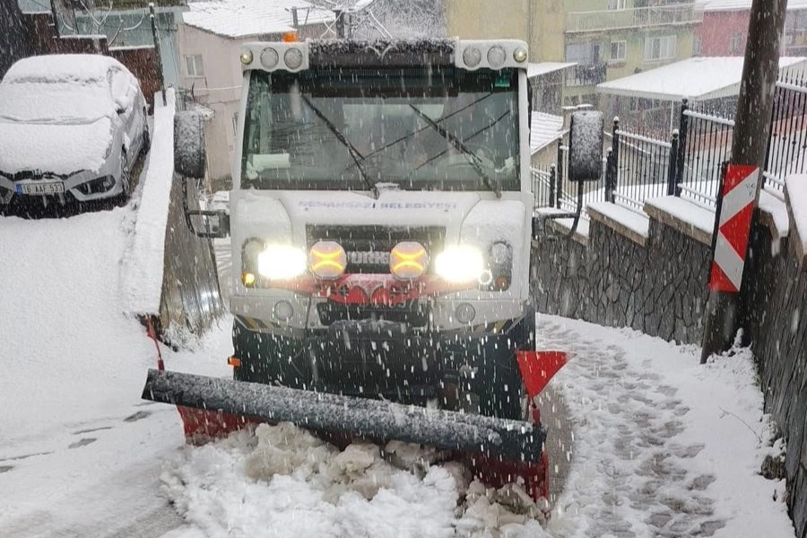 Bursa'da Osmangazi Belediyesi ekipleri, ilçenin yüksek kesimlerinde etkili olan kar