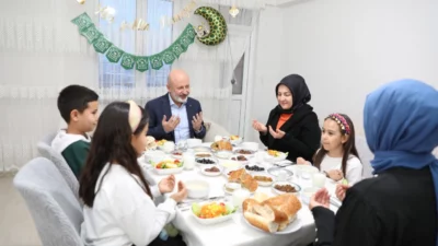 Kayseri Kocasinan Belediye Başkanı Ahmet Çolakbayrakdar, eşi Fatma Çolakbayrakdar ile