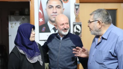 Kayseri Kocasinan Belediye Başkanı Ahmet Çolakbayrakdar ve eşi Fatma Çolakbayrakdar, iftarda