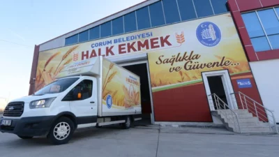 Çorum Belediyesi Halk Ekmek Fabrikası’nda 240 gram yumurtalı-susamlı Ramazan pidesi,