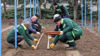 Diyarbakır Büyükşehir Belediyesi, yeşil alanlardan topladığı çelikleri fidan haline dönüştürerek