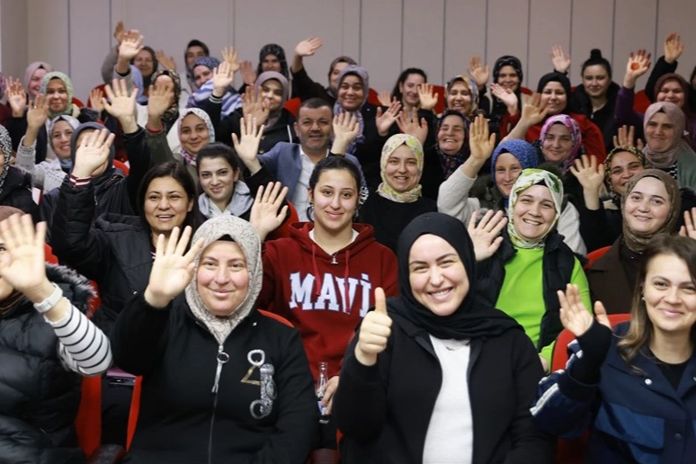 Denizli Büyükşehir Belediyesi tarafından hayata geçirilen “Yüzme Bilmeyen Kadın Kalmasın”