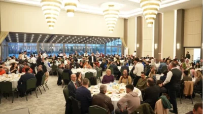 Denizli Büyükşehir Belediyesi Kent Konseyi koordinasyonunda, hayırseverlerin katkılarıyla kurulan iftar