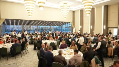 Denizli Büyükşehir Belediyesi Kent Konseyi koordinasyonunda, hayırseverlerin katkılarıyla kurulan iftar
