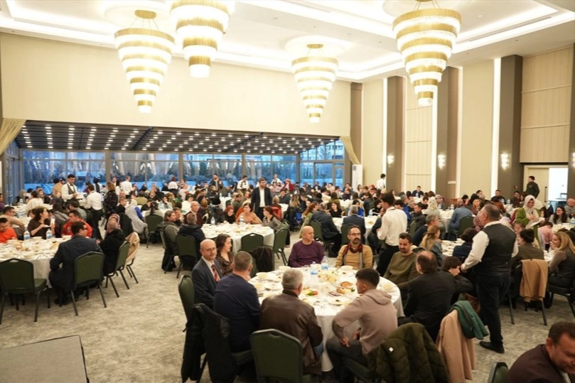 Denizli Büyükşehir Belediyesi Kent Konseyi koordinasyonunda, hayırseverlerin katkılarıyla kurulan iftar