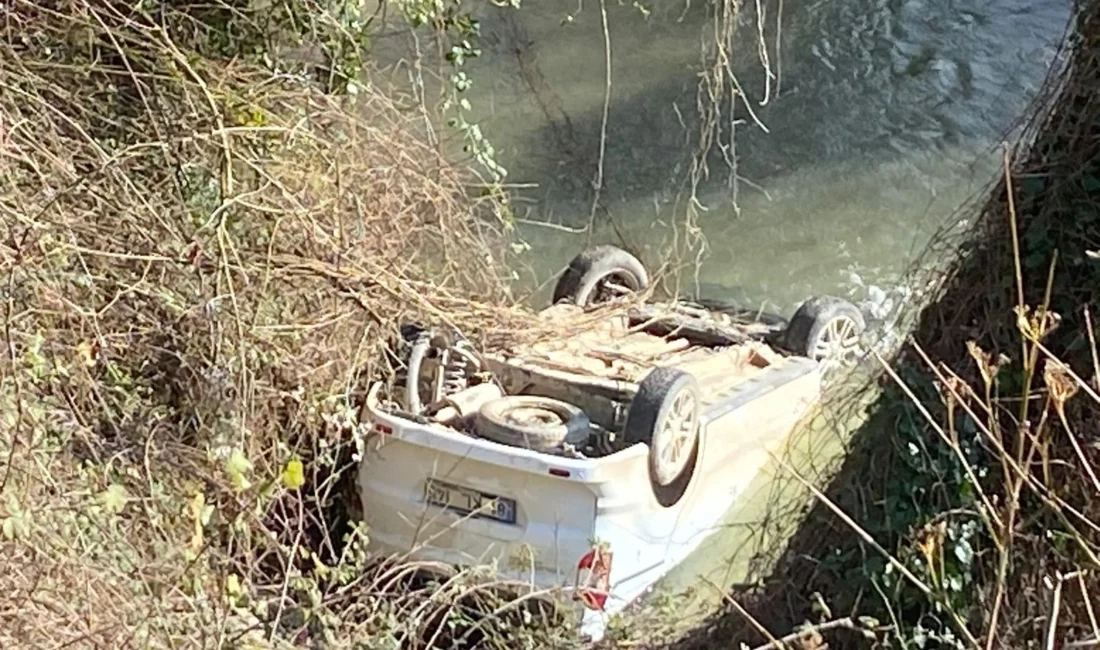 Düzce’nin Akçakoca ilçesine bağlı Deredibi köyünde bir otomobilin dere yatağına