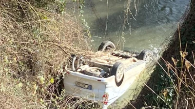Düzce’nin Akçakoca ilçesine bağlı Deredibi köyünde bir otomobilin dere yatağına