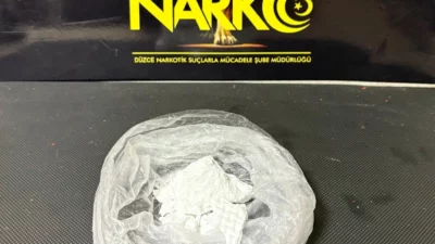 Düzce’de narkotik ekiplerince düzenlenen operasyonda 55 gram kokain ele geçirilirken,